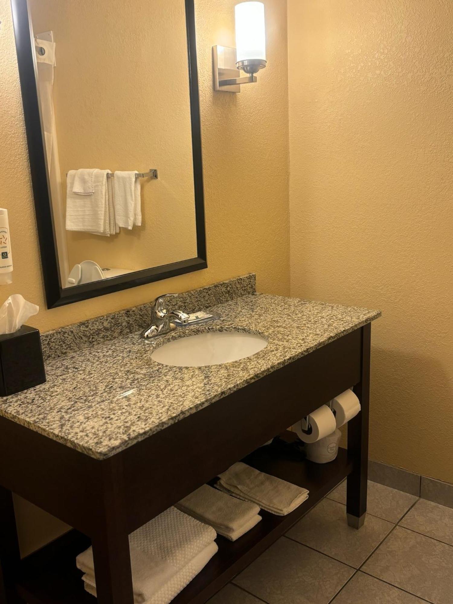 Quality Inn & Suites Bellville - Mansfield Экстерьер фото